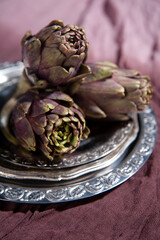 Obraz premium Artichockes on Plates
