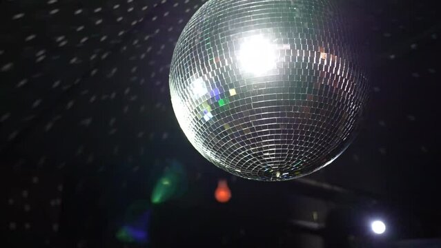 クラブで回転するミラーボール
