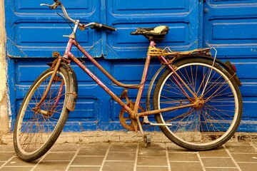 Fototapeta na wymiar Old rustic bicycle on the blue door background 