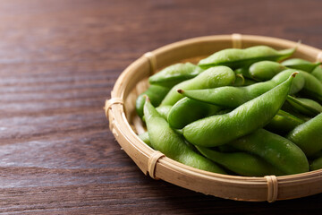 枝豆　木目背景イメージ