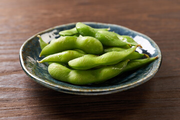 枝豆　木目背景イメージ