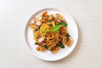 Stir Fried Spaghetti with Clams and Garlic and Chilli