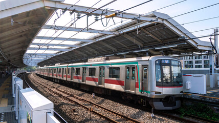 Fototapeta premium 駅に停車した通勤電車