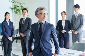 オフィスで働くビジネスパーソンのポートレート