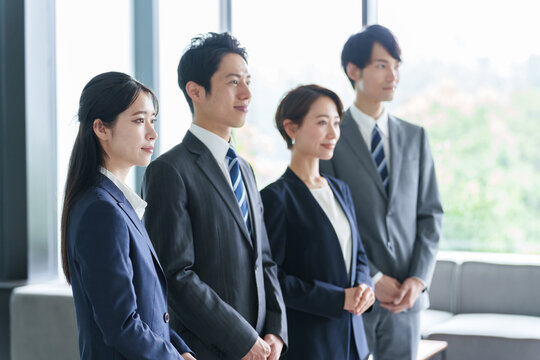 オフィスで整列するビジネスパーソン
