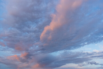 Fototapeta na wymiar 嵐の前の朝空
