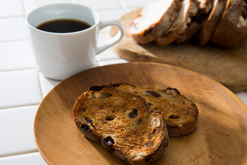 雑穀、クルミ、レーズンパンとコーヒーでシンプルな朝食