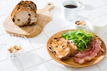 休日のシンプルな朝食、お洒落でバランスの良い朝食