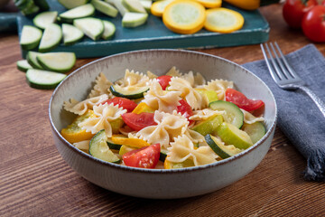 pasta vegetariana con zucchini e pomodori