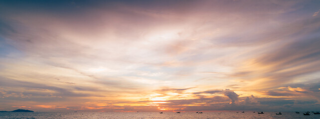 Naklejka premium sunrise over the sea