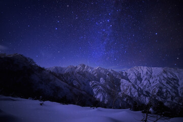 遠見尾根から望む五竜岳と星空