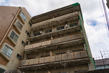 老朽化して無人となった廃マンション