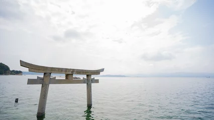 Tuinposter 海中に建つ神社の鳥居と海と空 © IEPPEI