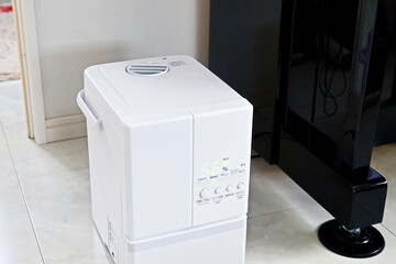 ピアノの横に置かれた白色の加湿器