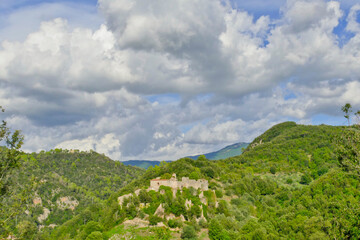 borgo fantasma di Rocchette e la fortezza di Rocchettine. Rieti, Lazio. borgo medievale abbandonato oggi città fantasma che mantiene integro l'antico tessuto urbano
