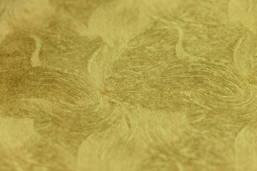 精細な曲線模様のある黄緑色の壁