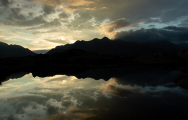 Sonnenaufgang am Bergsee