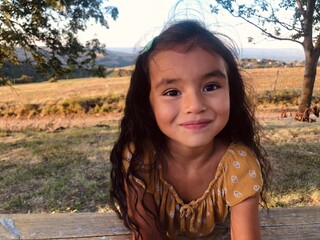 Jolie fillette dans la Nature