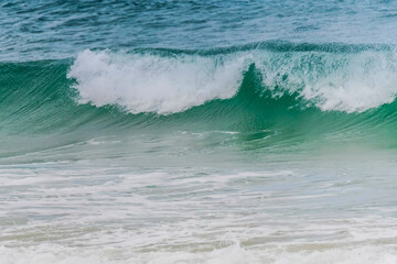 Fototapeta premium Wave curling over on the ocean