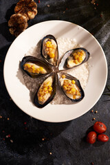 Green mussels with chili garlic sauce