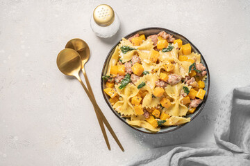 Pasta with sausage, spinach and pumpkin