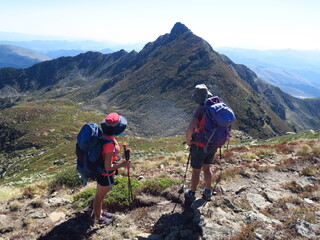 Jeunes femmes en randonnée en montagne dans la forêt et sur sentier Pyrénées ariégeoises Ariège saint Barthélémy Languedoc