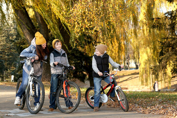 Obraz premium parent and child riding bicycles in park