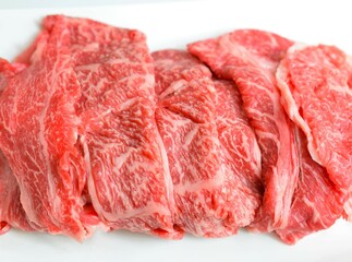 皿に載せた薄切りの和牛、霜降りの牛肉