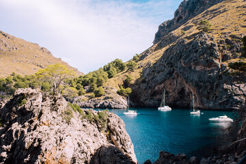 Fototapeta na wymiar Barcos en la cala de Sa Calobra, Mallorca 