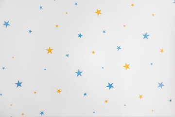 Estrellas azules y blancas en fondo blanco