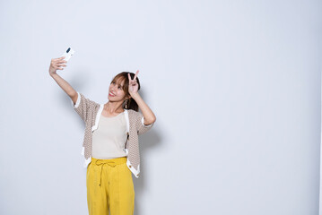 スマートフォンで自撮りする女性