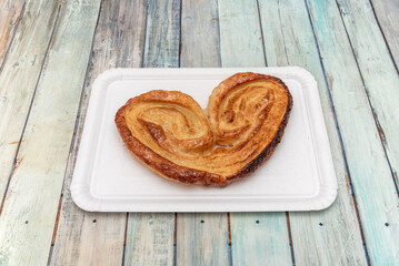 The sugar palm tree is a bun designed for those with a sweet tooth. With an intense butter flavor, its puff pastry is crunchy at first bite but at the same time so soft that it melts in your mouth