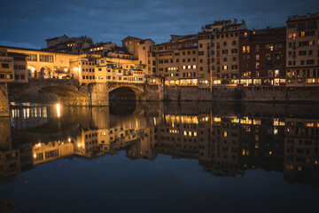 Ponte Vecchio in Florenz bei Nacht