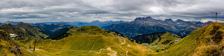 Panorama sur les montagnes de Val d'Illiez en Suisse en été