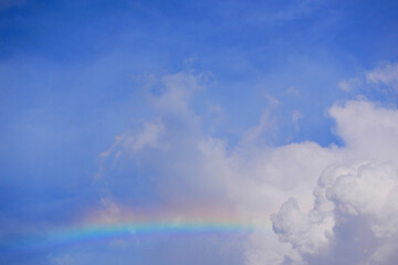 日本の夏、入道雲に架かる虹