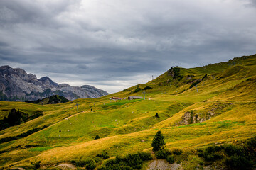 Obraz premium Vue sur les montagnes de Val d'Illiez en Suisse en été