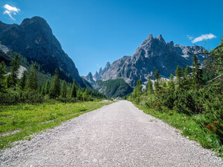 Fototapeta premium Panoramic hiking trail along the Tirol Sexten mountain chain during summer time