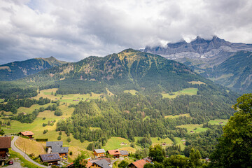 Fototapeta na wymiar Le village de Val-d'Illiez en Suisse