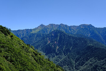 北アルプスの笠ヶ岳への登山道にある杓子平辺りから槍ヶ岳方面を望む