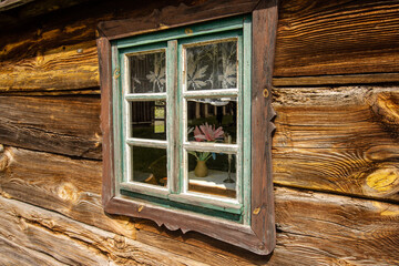 Klimatyczne okno drewnianej wiejskiej chaty