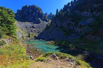 Fototapeta na wymiar Green colors of Leama lake in its small valley