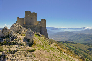 Fototapeta na wymiar Castello, borgo di Rocca Calascio e chiesa di S. Maria della pietà