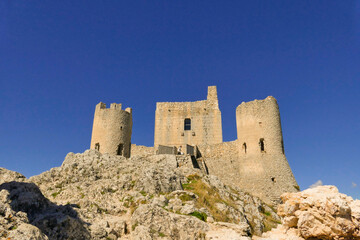 Castello, borgo di Rocca Calascio e chiesa di S. Maria della pietà