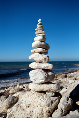 Fototapeta na wymiar Empilement de cailloux en équilibre sur une plage de galets sur l'île d'oléron en France