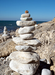 Empilement de cailloux en équilibre sur une plage de galets  sur l'île d'oléron en France