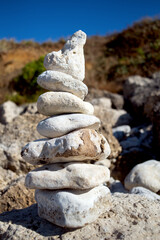 Empilement de cailloux en équilibre sur une plage de galets  sur l'île d'oléron en France