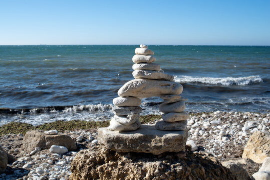 Empilement de cailloux en &eacute;quilibre sur une plage de galets  sur l'&icirc;le d'ol&eacute;ron en France