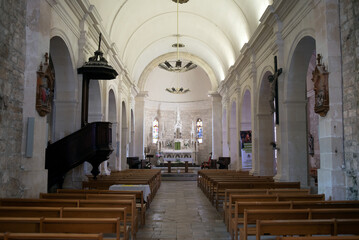 intérieur de l'église de Saint Denis d'Oléron en France