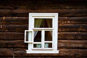 Obraz na płótnie Canvas the window of an old log house