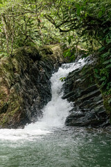 Fototapeta premium Cascada en montaña interior de Panamá